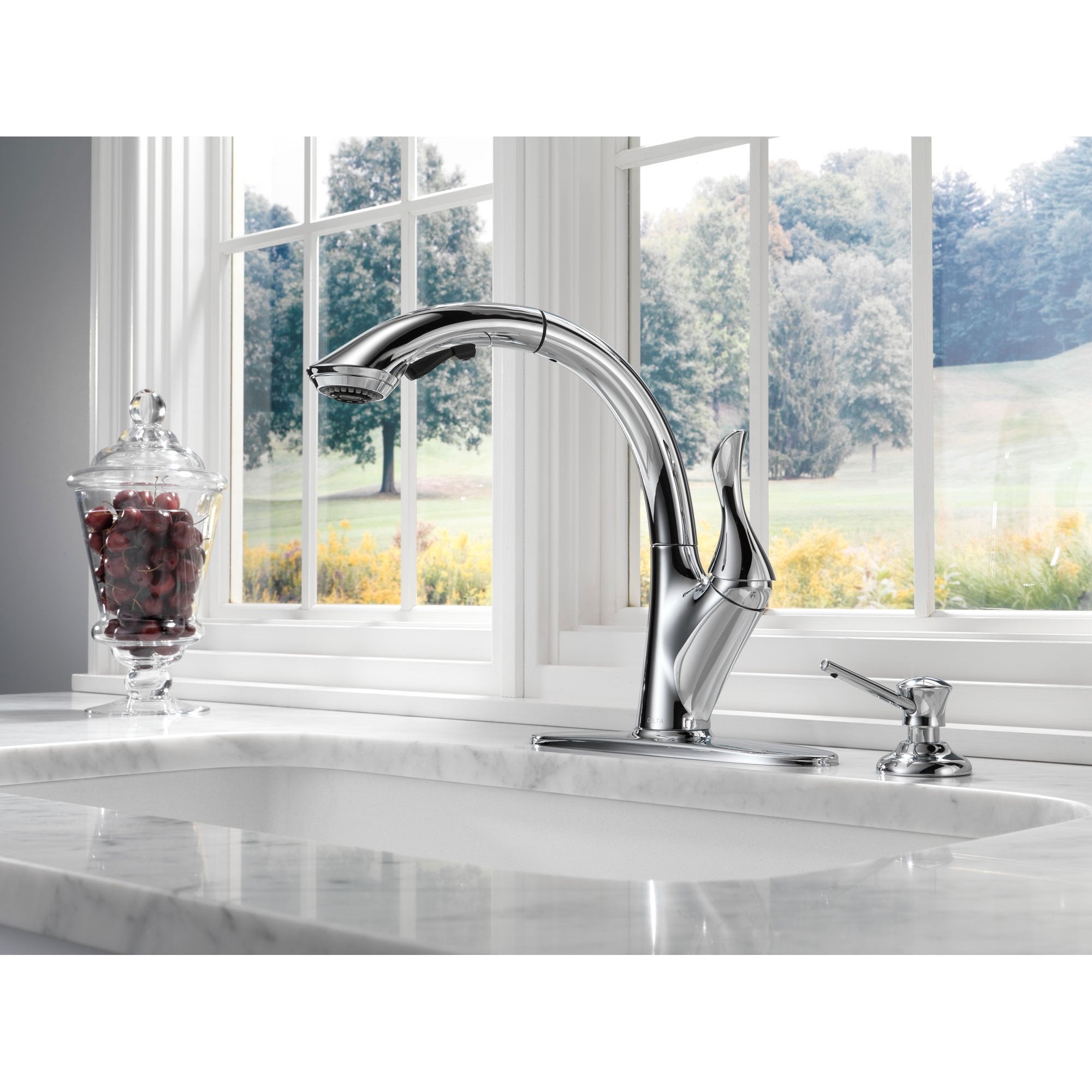 Delta Linden Collection Chrome Finish Single Handle Water Efficient Pull Out Kitchen Sink Faucet and Soap Dispenser Package D060CR